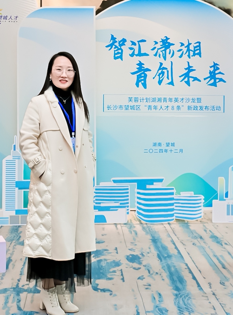 91e90ef7dfe14974893842f0a672268a.jpg 商学院-张淑霞.jpg